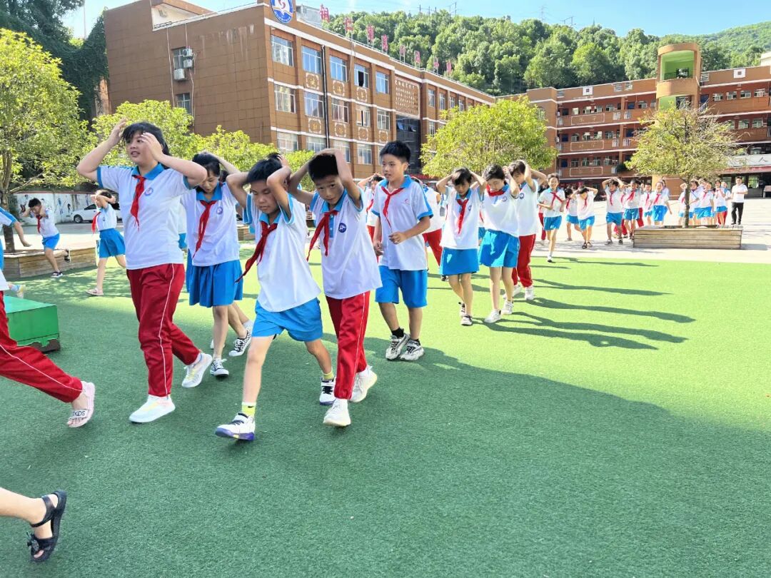 铜仁市中小学防灾减灾(地震)应急演练在铜仁市第十五小学举行