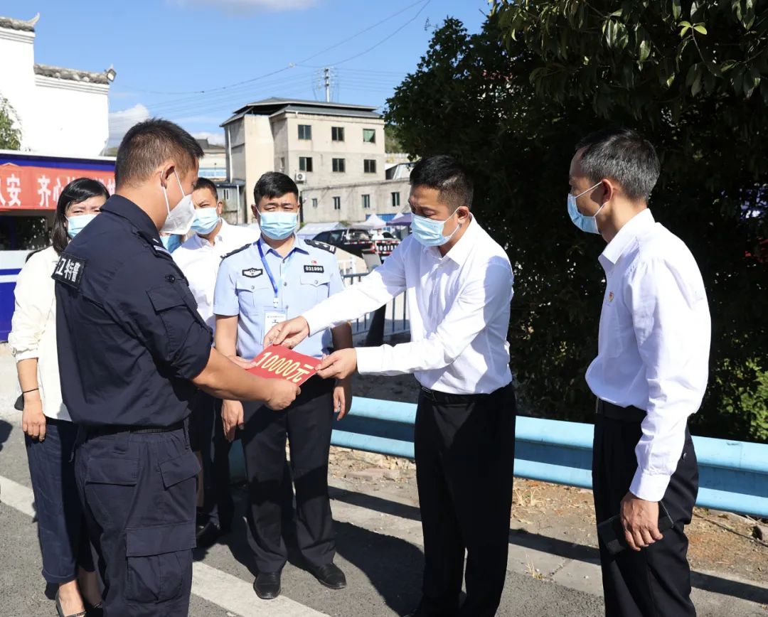 10月1日,區委書記高應軍到高速銅仁北站,集中隔離點赫柏希音酒店看望