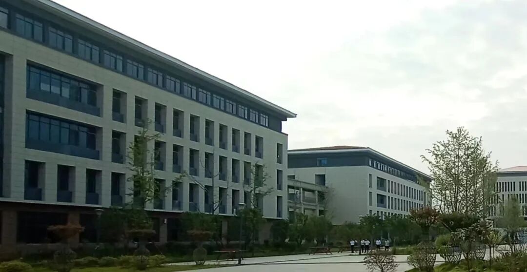 走进铜仁市第二中学高一(5)班,教室宽敞明亮,学生们正聚精会神地听