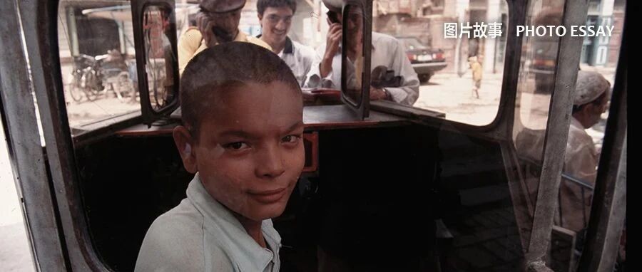 在1998年，抵达新疆