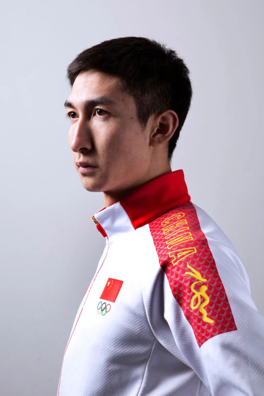 他甚至怀疑镜头里那个刚勇无敌,两破世界纪录的人压根儿就不是自己,他