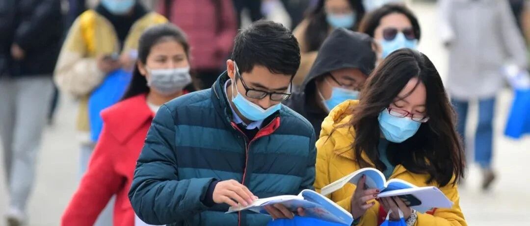 人到中年，他们终于考公上岸