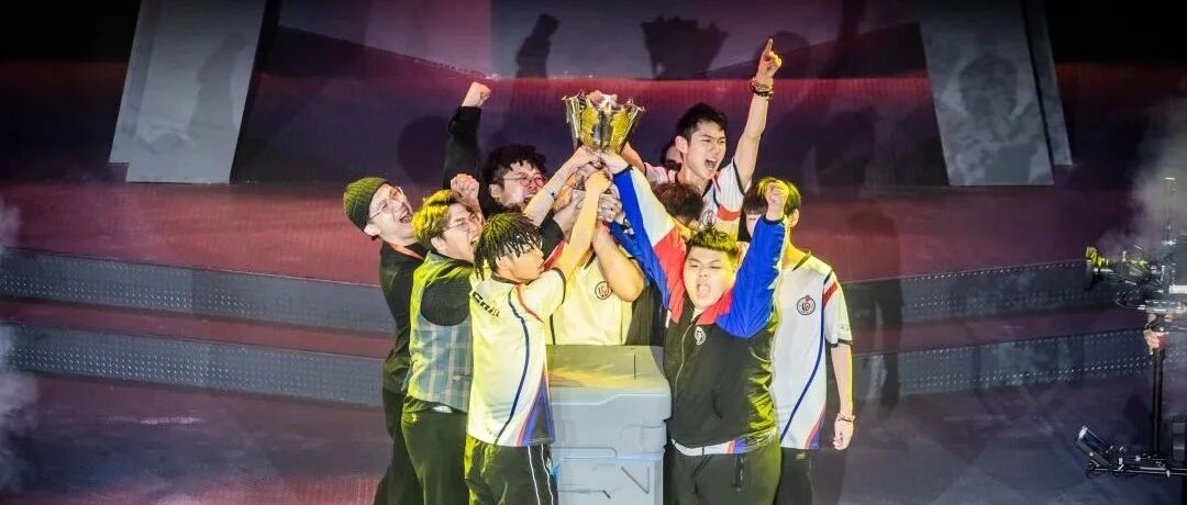 电竞选手，也是玩家