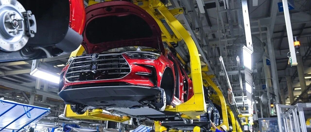 十字路口的智能电动汽车 | 封面人物