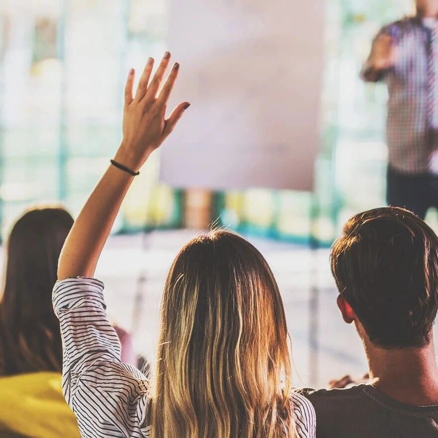 被点名时， 中文喊“到”， 那英文喊什么呢？