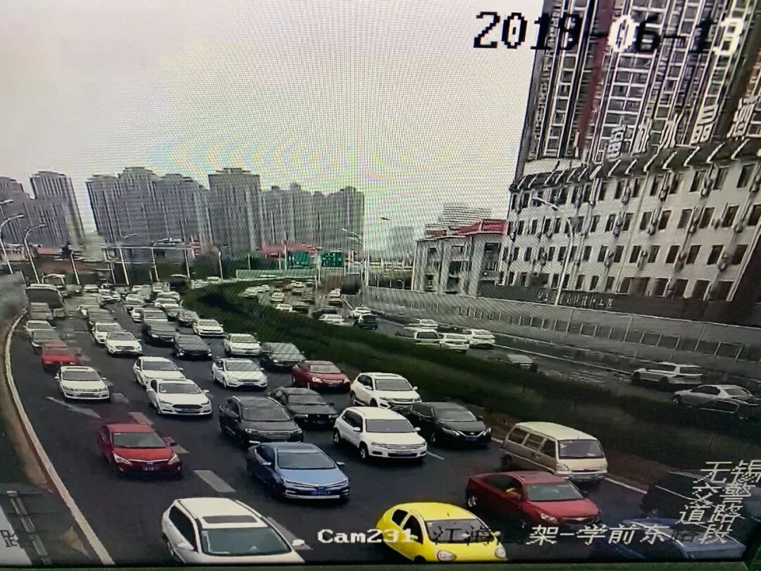 今早热心车友反映 江海高架北往南发生翻车事故