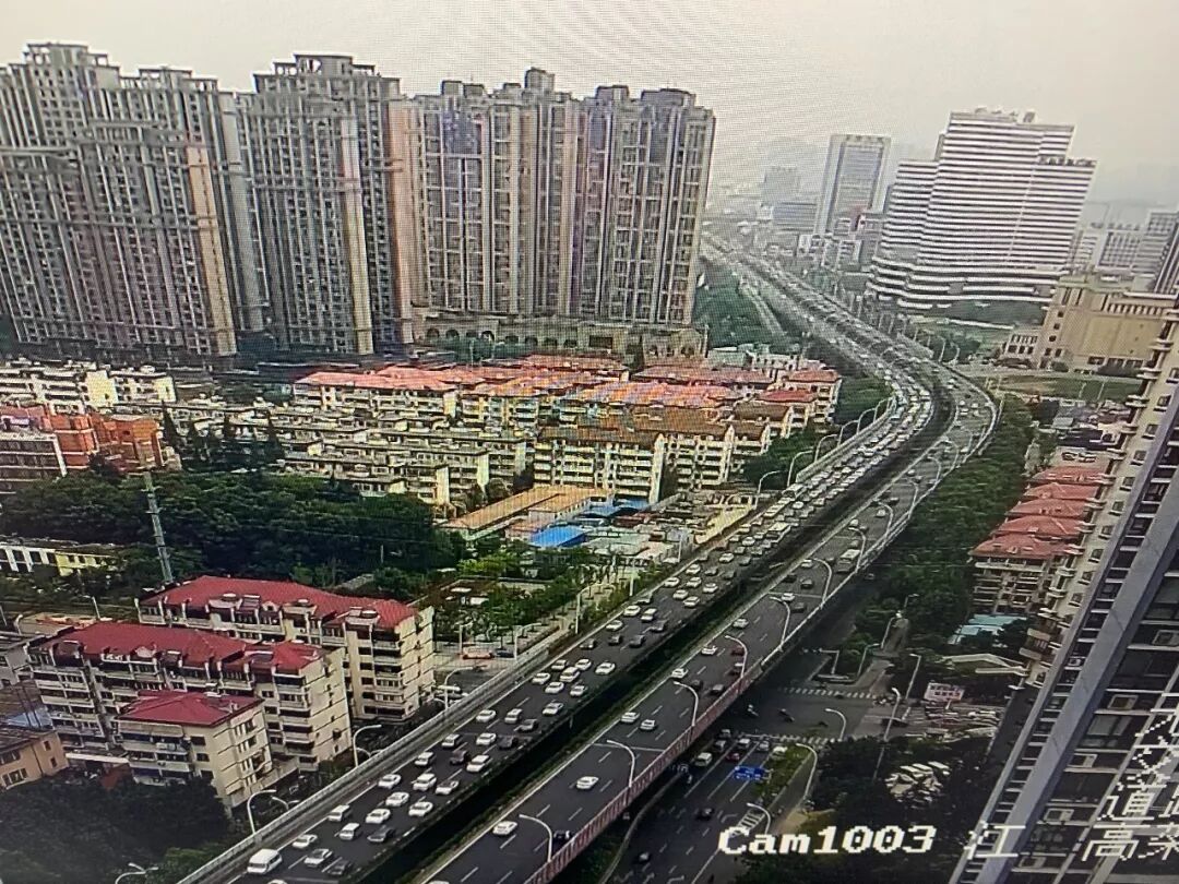 今早热心车友反映 江海高架北往南发生翻车事故