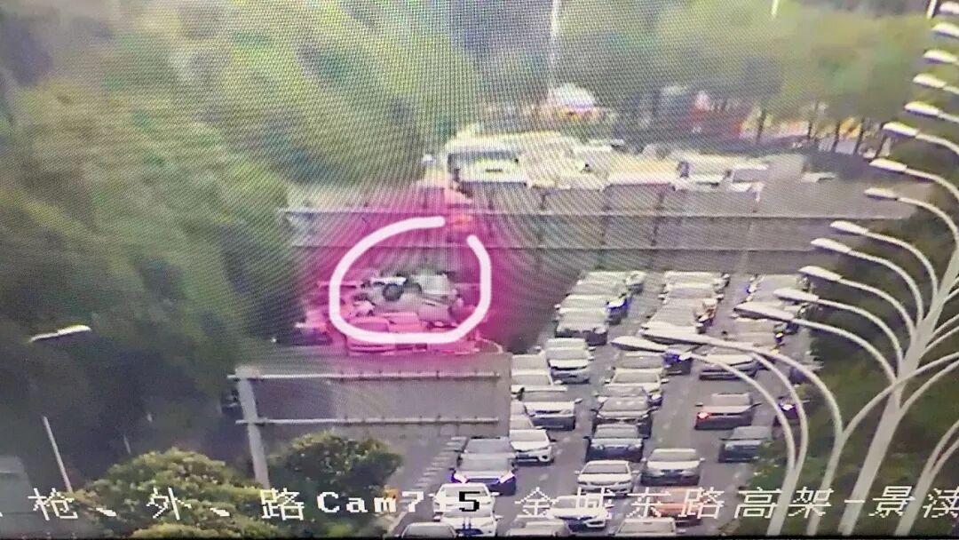 今早热心车友反映 江海高架北往南发生翻车事故