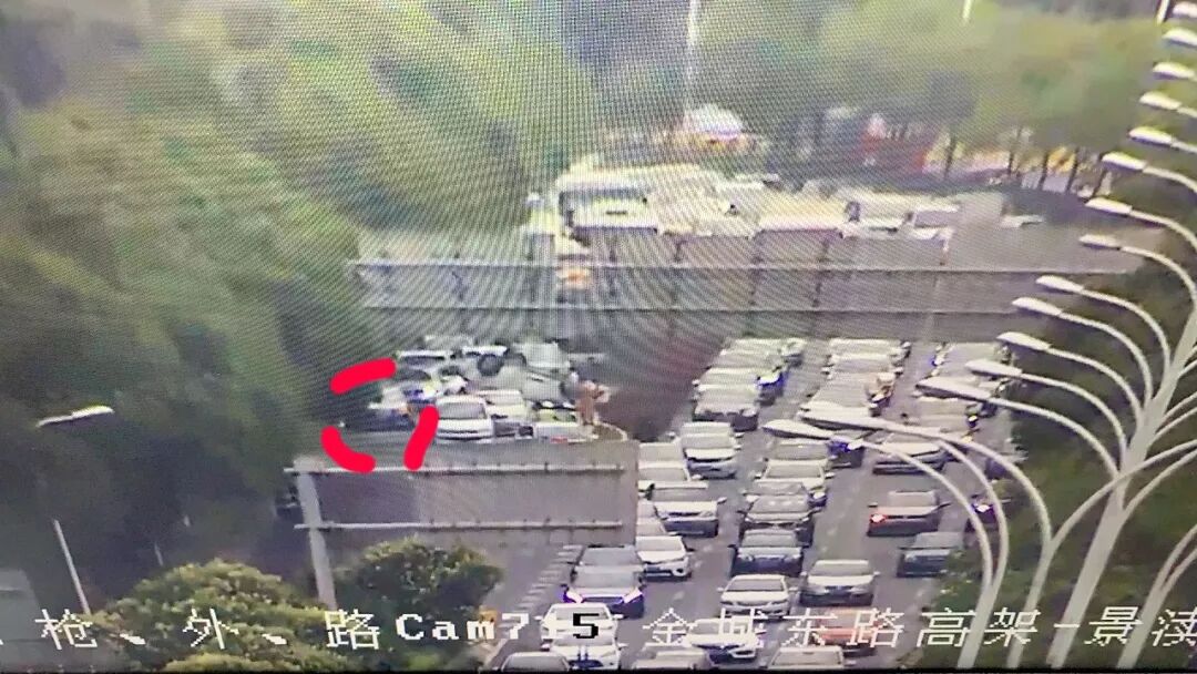今早热心车友反映 江海高架北往南发生翻车事故