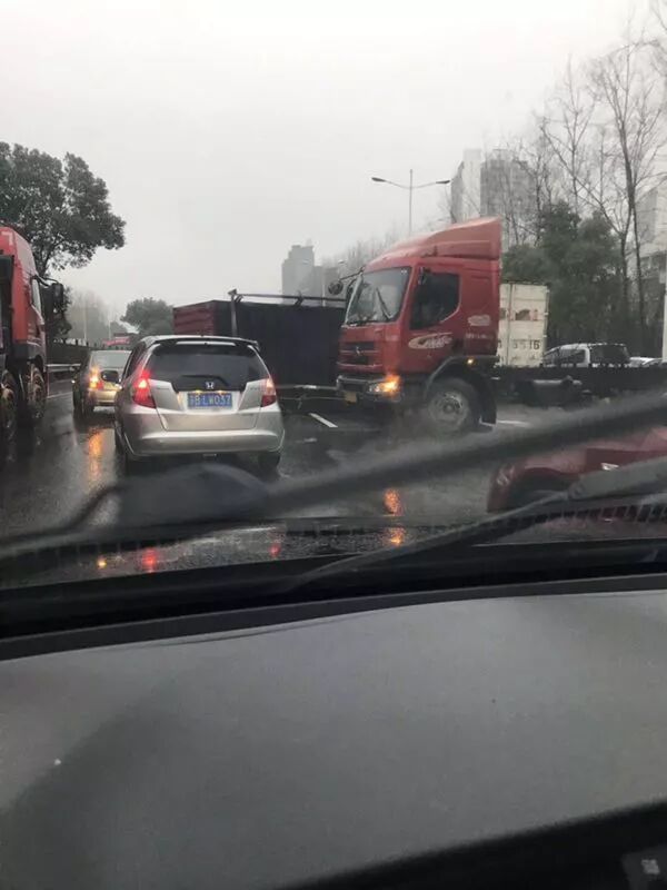 突发！312国道一辆集装箱车侧翻 交通拥堵