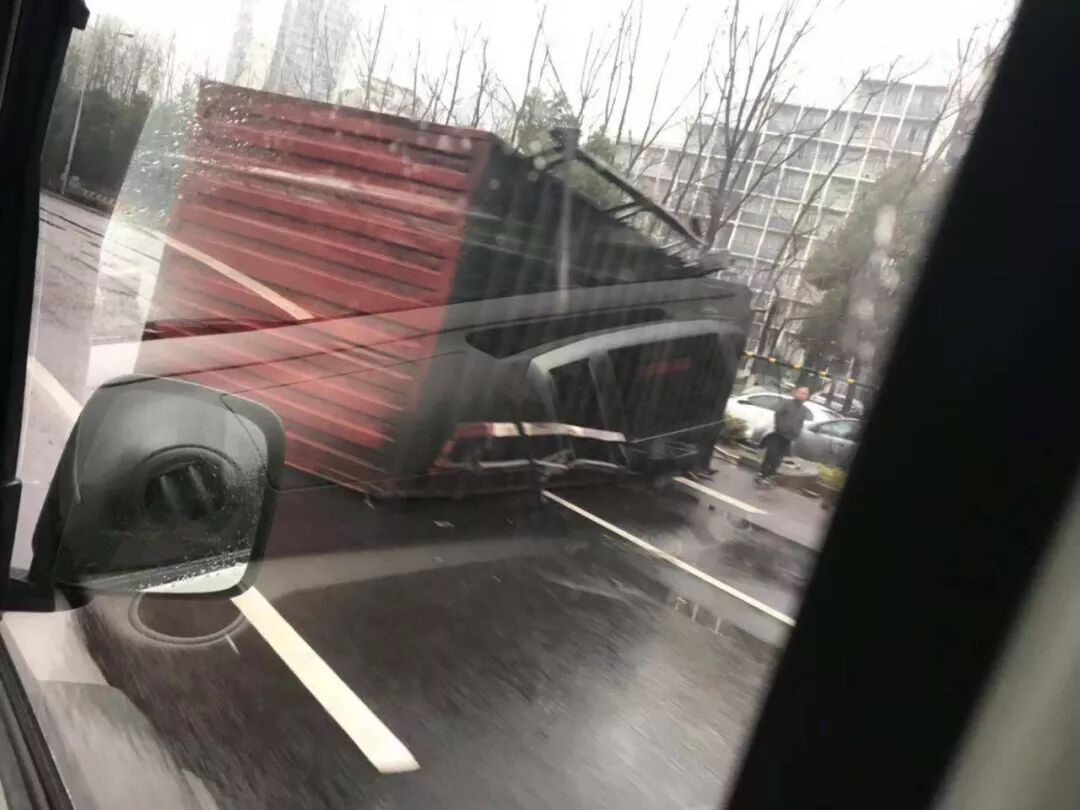 突发！312国道一辆集装箱车侧翻 交通拥堵