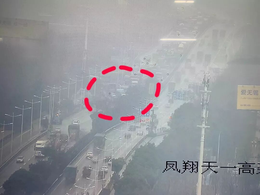 突发！312国道一辆集装箱车侧翻 交通拥堵