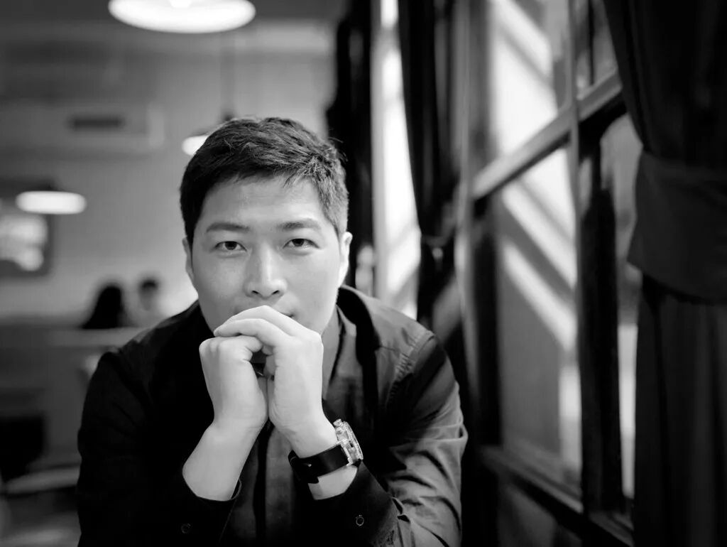 范继景用7000米彩线"织天花"