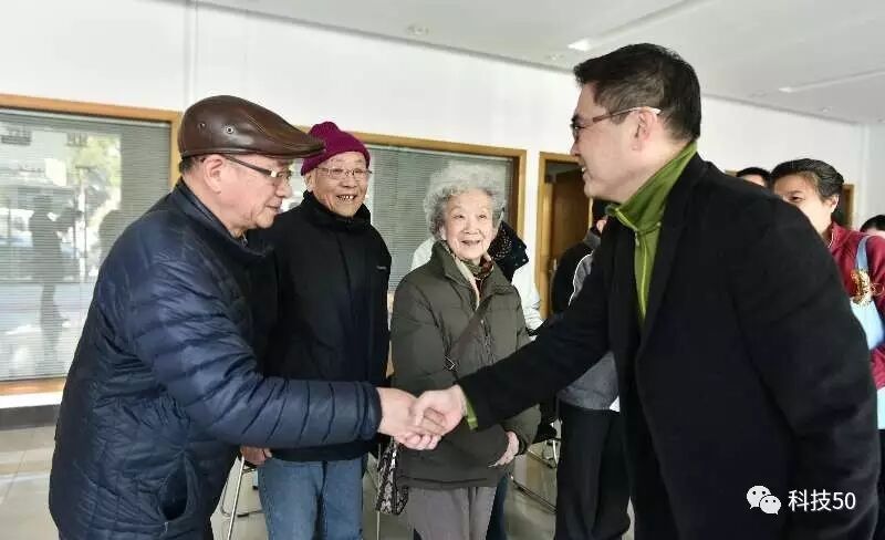 南翔智地总经理郭耀华与周家一行亲切交流握手