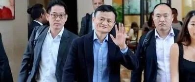 凡是成功的企业，最厉害的不是老板，而是他身边那个拎包的人！