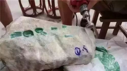 110公斤翡翠赌石，切到最后，你告诉我只剩下一个戒面了！