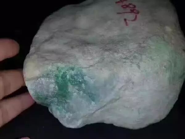 大哥8万拿下木那原石，切出12条阳绿翡翠手镯！