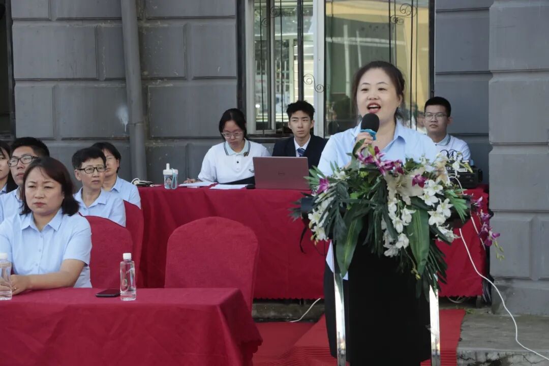 共同出席本次开学典礼的校领导有校长孙媛,副校长赵翠平,总督学赵岩铁