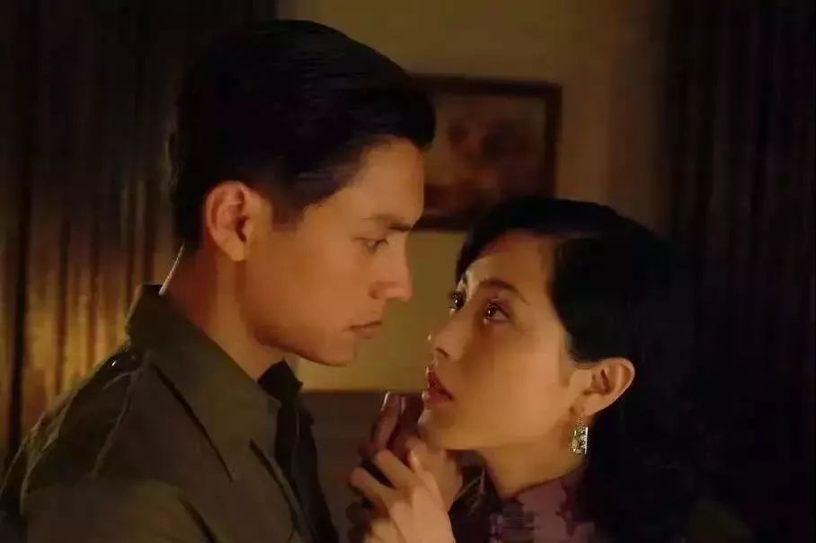 2004年9月,曾黎出演陈逸飞导演的爱情战争电影《理发师》,担任女一号
