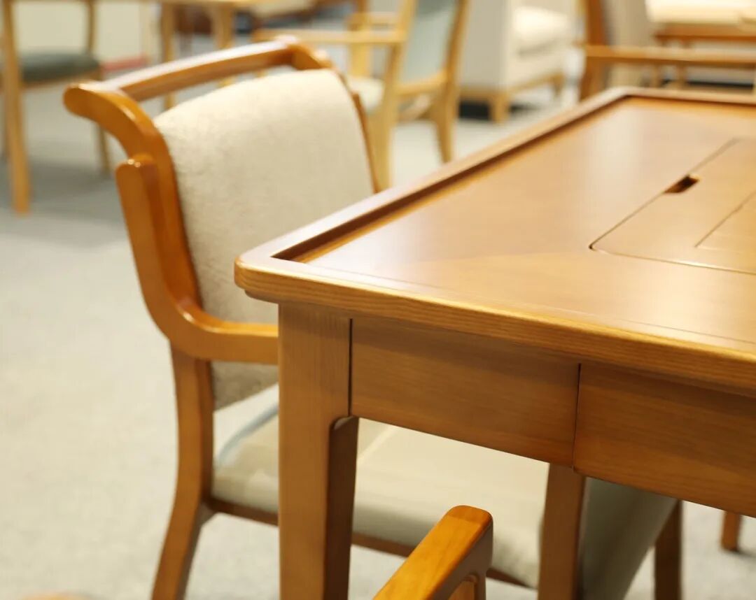 无尖锐化设计的适老化棋牌桌