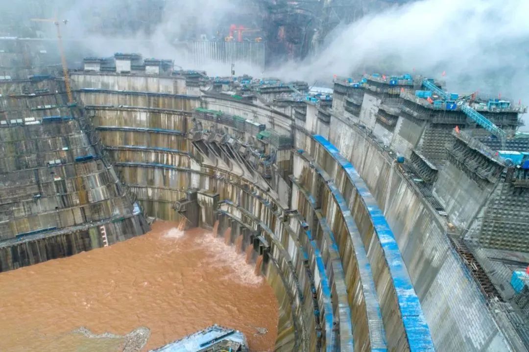 白鹤滩水电站大坝浇筑全线到顶！解密超超超级工程是怎样建成的！
