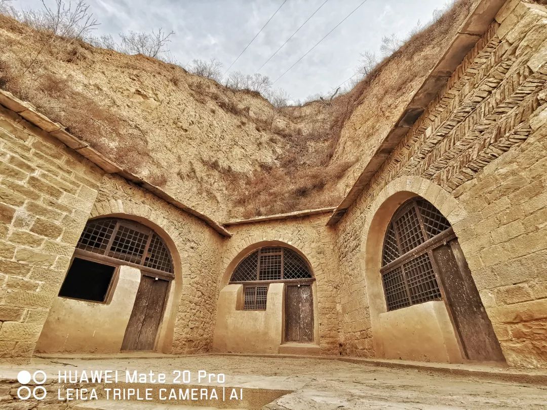 窑洞一般修在山腰或山脚下的向阳之处有靠崖式,下沉式及独立式以及