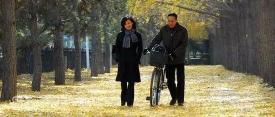 人到中年，不要在朋友圈“显摆”这些，看似被人追捧，实则惹人嫌