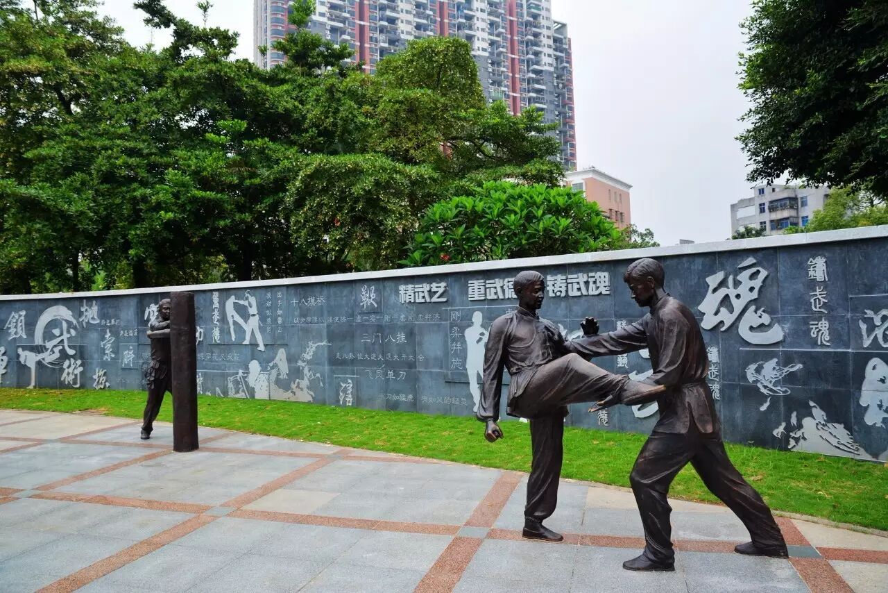 白眉拳文化广场,结合武术雕塑和文化浮雕墙展现白眉拳拳术,传着"精