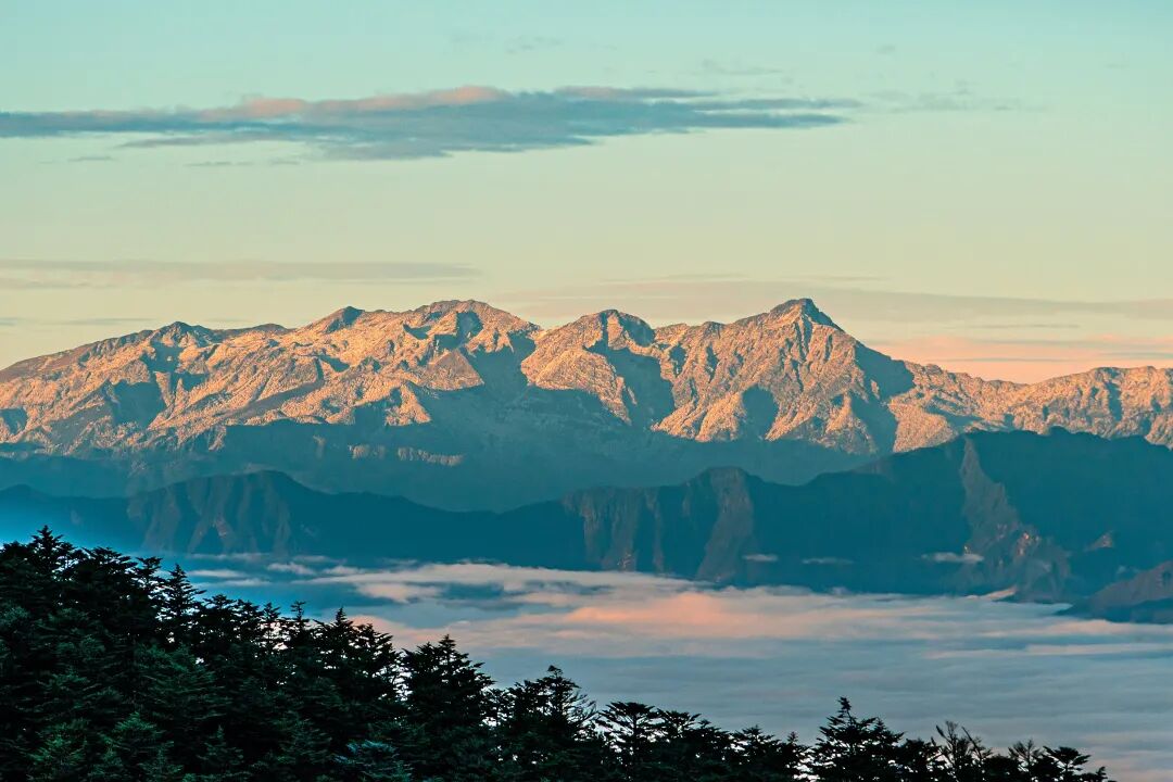 Mount Emei - Sacred Buddhist site with sea of clouds
