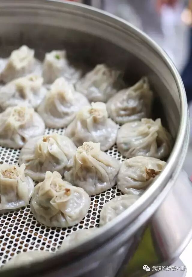 每天早上6点多,就有人来这里买烧麦,等到7点以后想吃烧麦的人就得排队