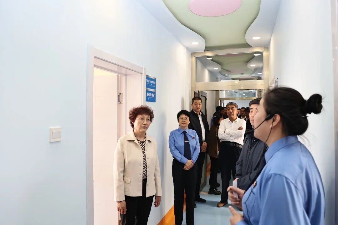 调研组先后到翁旗看守所"晴空"未成年人检察驻所办公室,翁旗乌丹三中