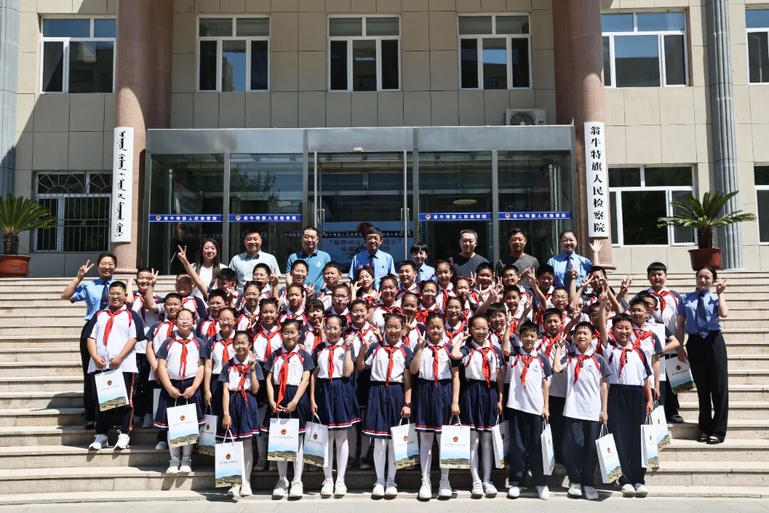 >首页>本院动态>家教指导,走进千家6月4日下午,翁旗检察院与乌丹三中