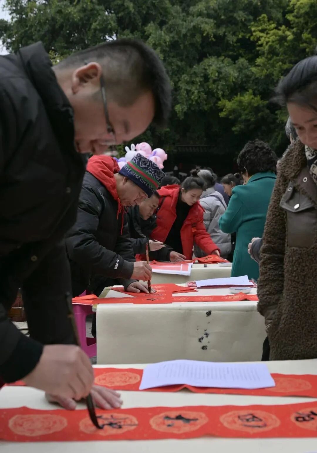 建水老体协进社区迎春送"福"