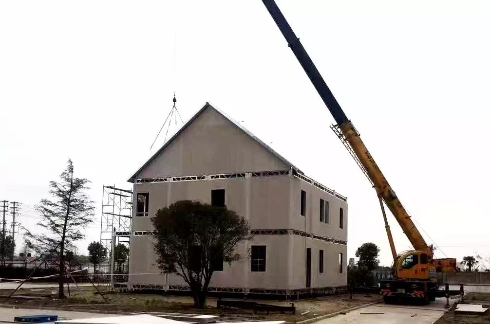 昨天下午,高港本土首個裝配式建築在江蘇保力自動化科技有限公司的