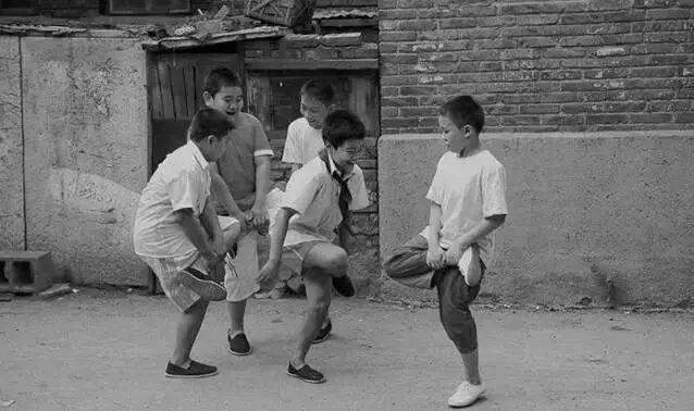 抓石子,挑花,跳橡皮筋练就手脚灵活性10岁人还没车高就开始考驾照考了