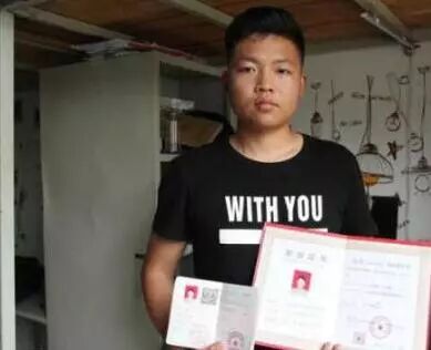 大一男生宿舍帮同学理发生意红火 校方如此回应