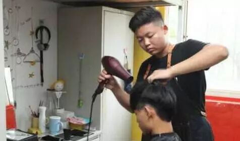 大一男生宿舍帮同学理发生意红火 校方如此回应