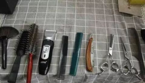 大一男生宿舍帮同学理发生意红火 校方如此回应