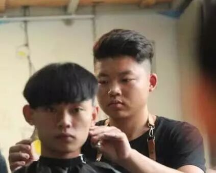 大一男生宿舍帮同学理发生意红火 校方如此回应