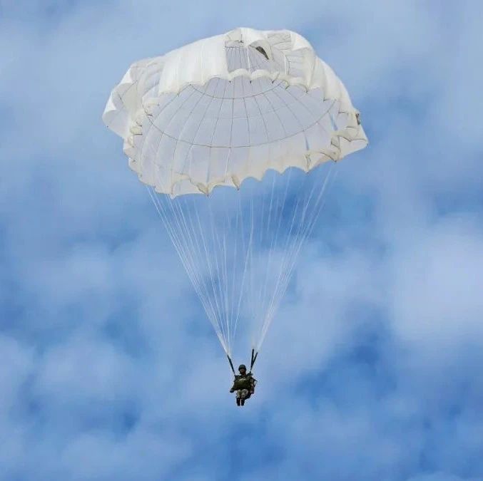 从天而降！特战女兵千米高空伞花漫天
