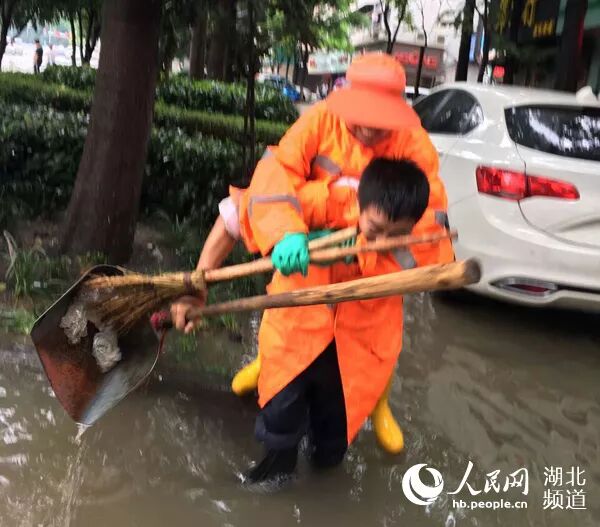 



泪目！这是大雪后，一个环卫工的最后48小时……
