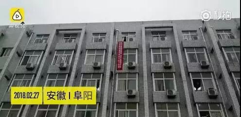 庆祝英文 英语四级考3次才过，挂条幅庆祝……很丢人吗？网友们吵翻了！