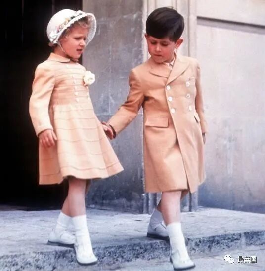 “妹控”查尔斯：4岁托着妹妹爬窗户，70多岁还帮她整理帽子（组图） - 19