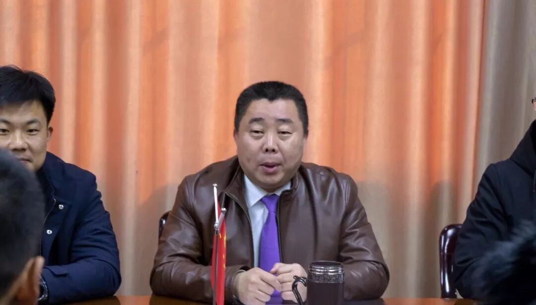 首先,校长焦广良代表莒县三中向到会的校友们致以衷心的感谢与欢迎