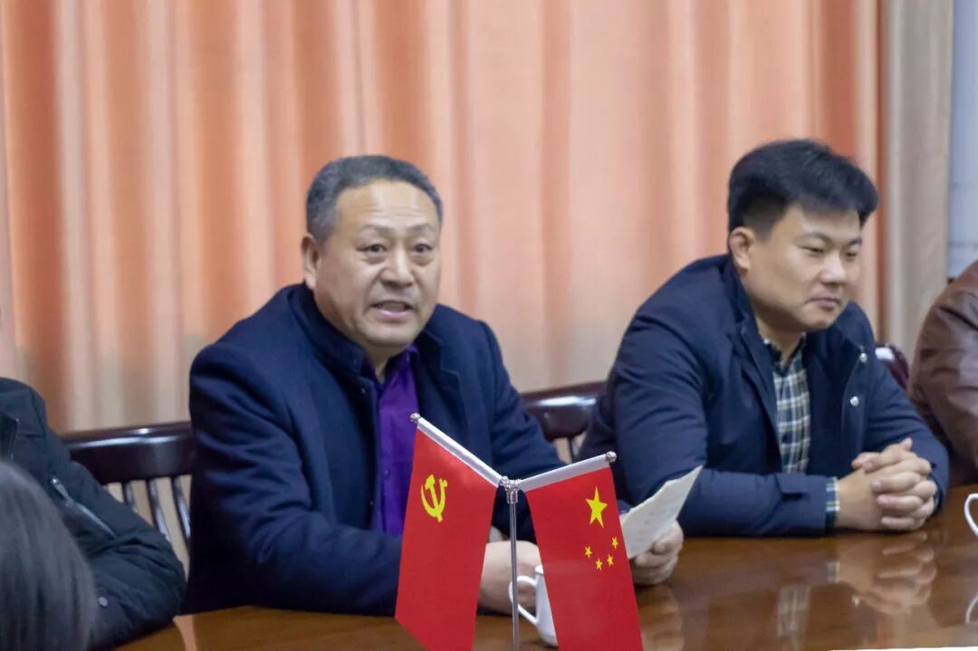 首先,校长焦广良代表莒县三中向到会的校友们致以衷心的感谢与欢迎