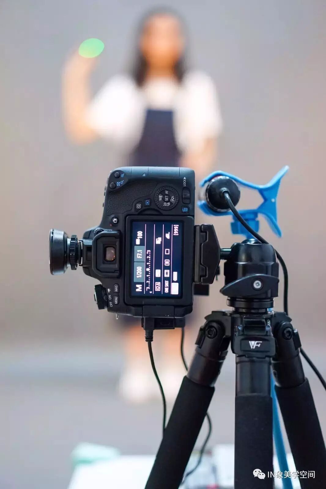 自拍馆是独立房间 专业的自拍设备(闪光灯,背景布,单反相机,双显示屏)