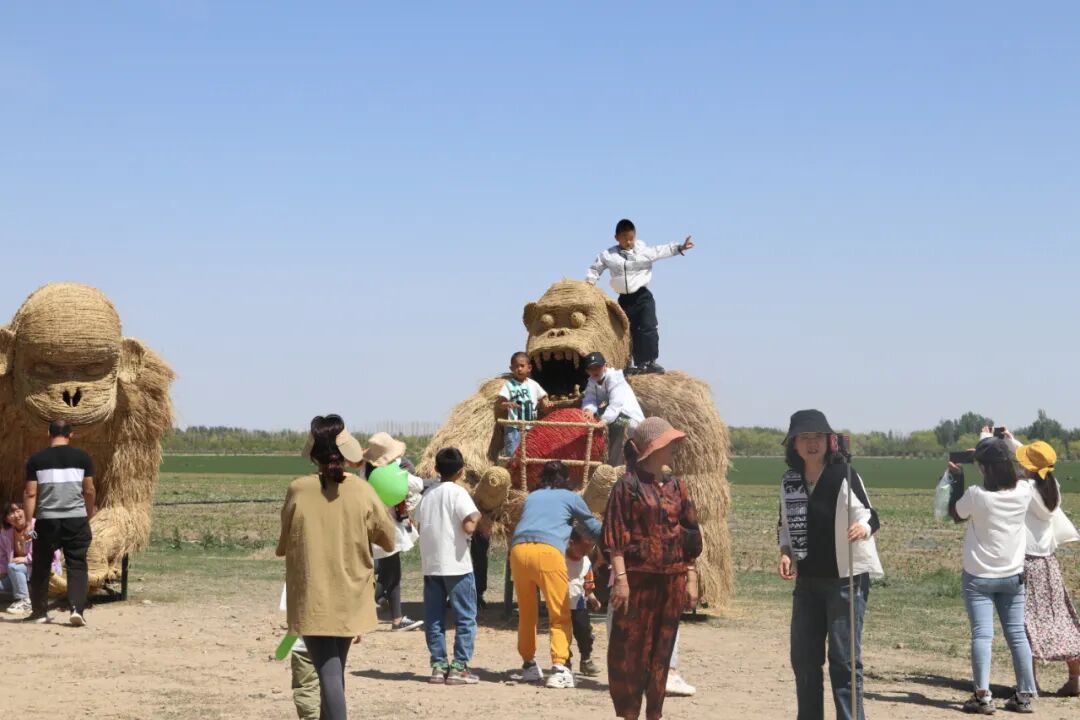 游客与“金刚”巨猩相处逗趣，拍照合影