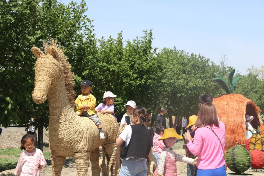 小盆友们纷纷体验骑"马"的乐趣