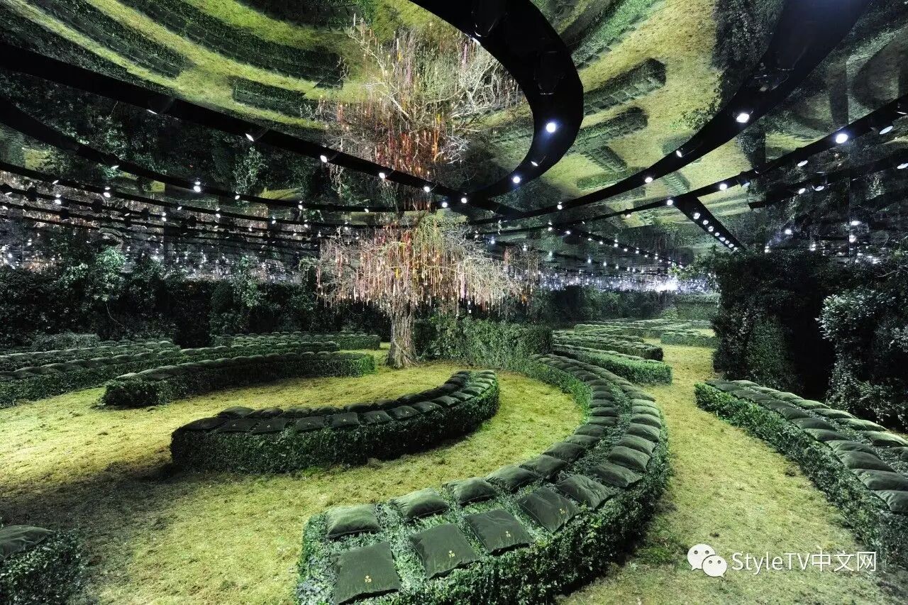 圆形的t台设计,这样让到场的每一位嘉宾都可以清楚的看到这一季精美