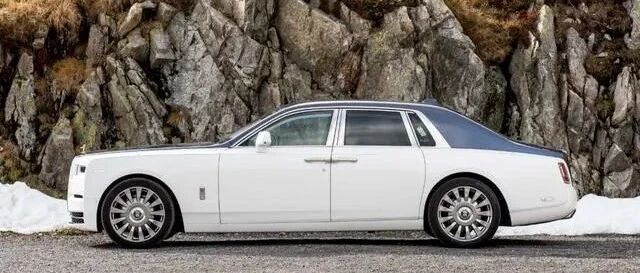 红旗H9和劳斯莱斯放一起比比，颜值差距你觉得大不大？